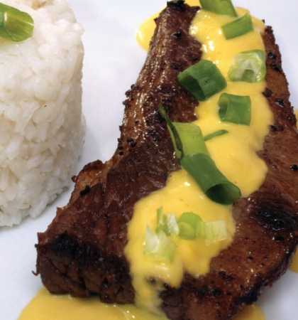 Receitas de Carnes: Capa de contrafilé grelhado e regado com creme de pequi